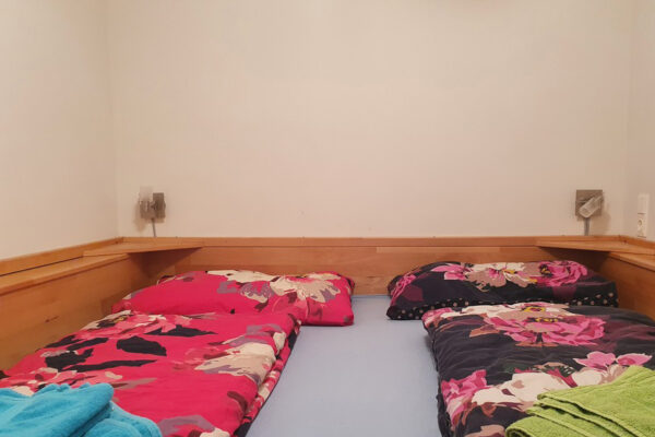 Doppelbett im alpinen Skiapartment