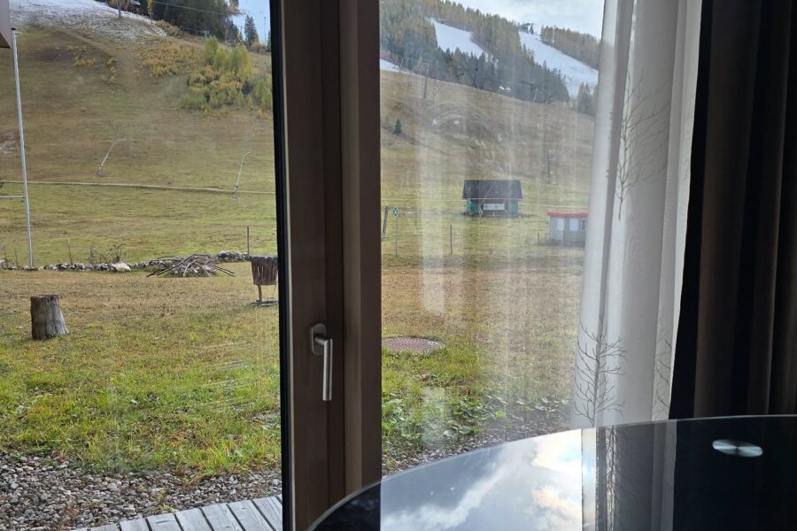 Offener Wohnbereich mit Bergblick